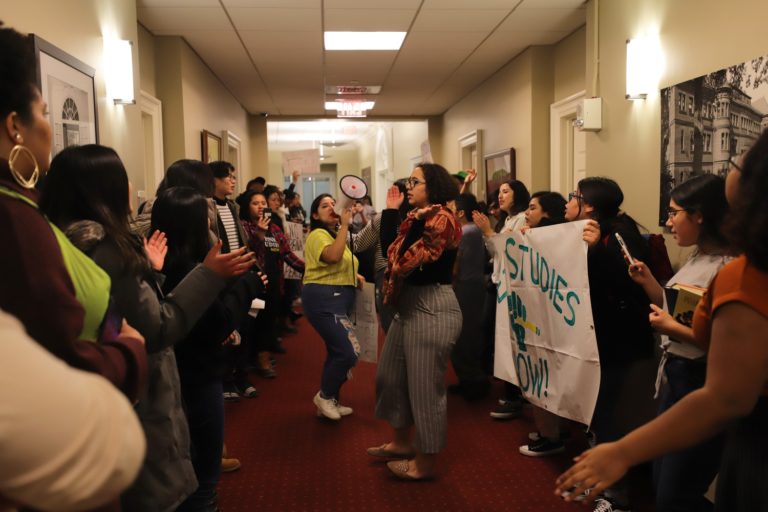 Harvard Students Occupy Admissions Office to Protest Tenure Decision | Portal de noticias ABCTudo