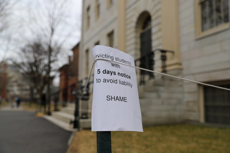 Harvard Moves Classes Online, Asks Students Not to Return After Spring Break In Response to Coronavirus | Portal de noticias ABCTudo