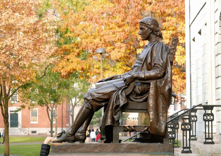 Estátua de John Harvard A Verdade Chocante sobre a Estátua 1 | Portal de noticias ABCTudo